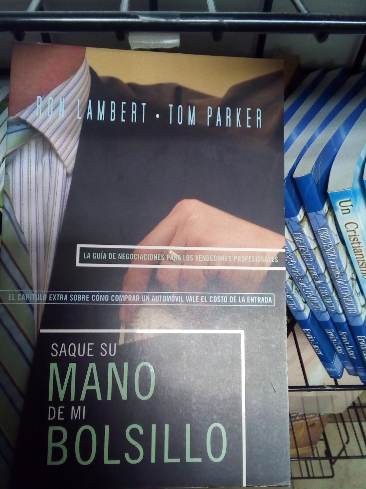 Saque su mano de mi Bolsillo — disponible en La Librería del Evangelio