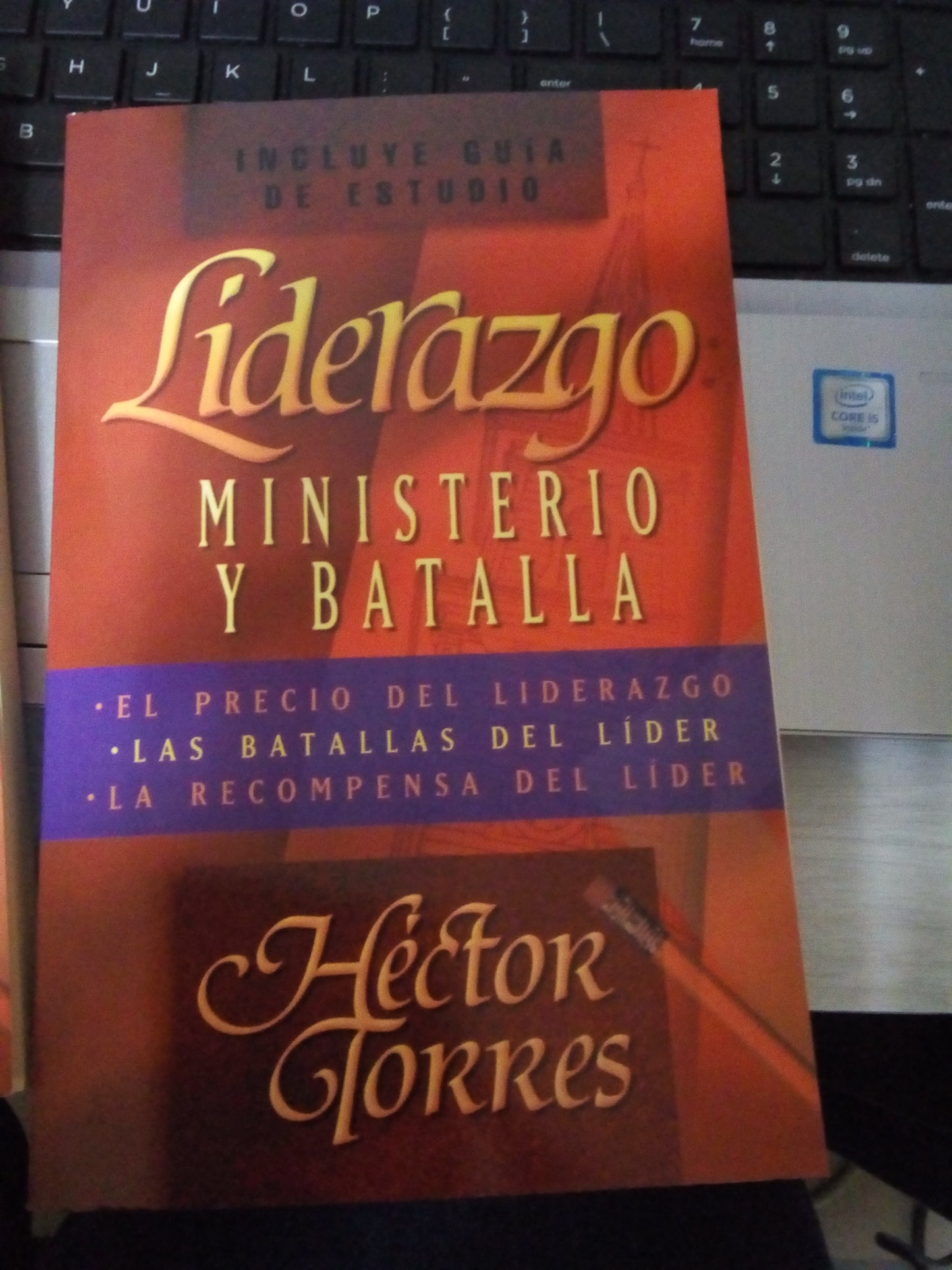 Liderazgo ministerio y batalla — available at The Gospel Bookstore