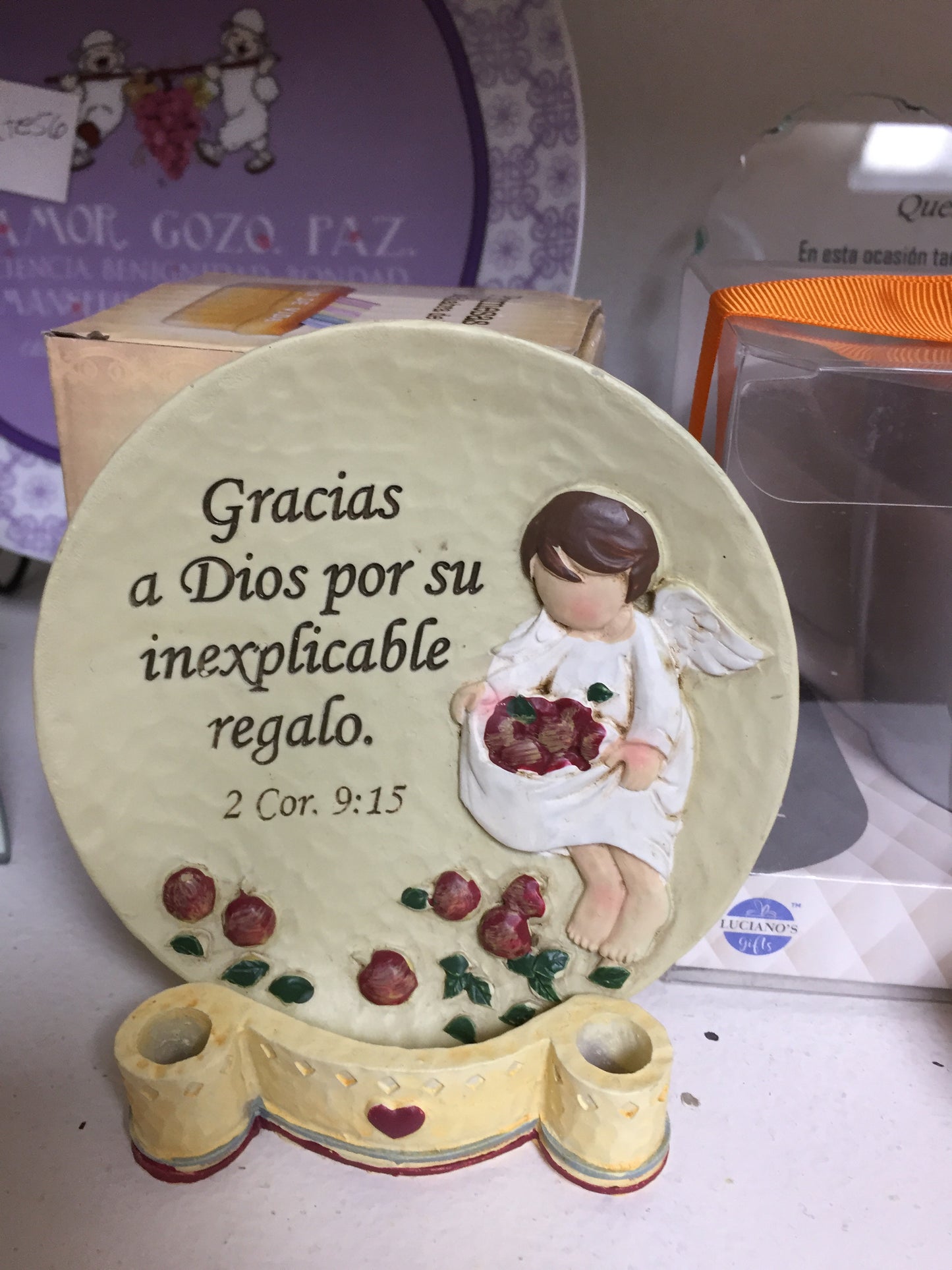 Plate GRACIAS A DIOS POR SU INEXPLICABLE REGALO.