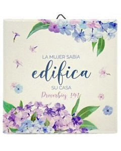 La Mujer Sabia Edifica su casa (plaque de ceramica 9,5 x 9,5 cm.)(3,75 x 3,75) — disponible en La Librería del Evangelio