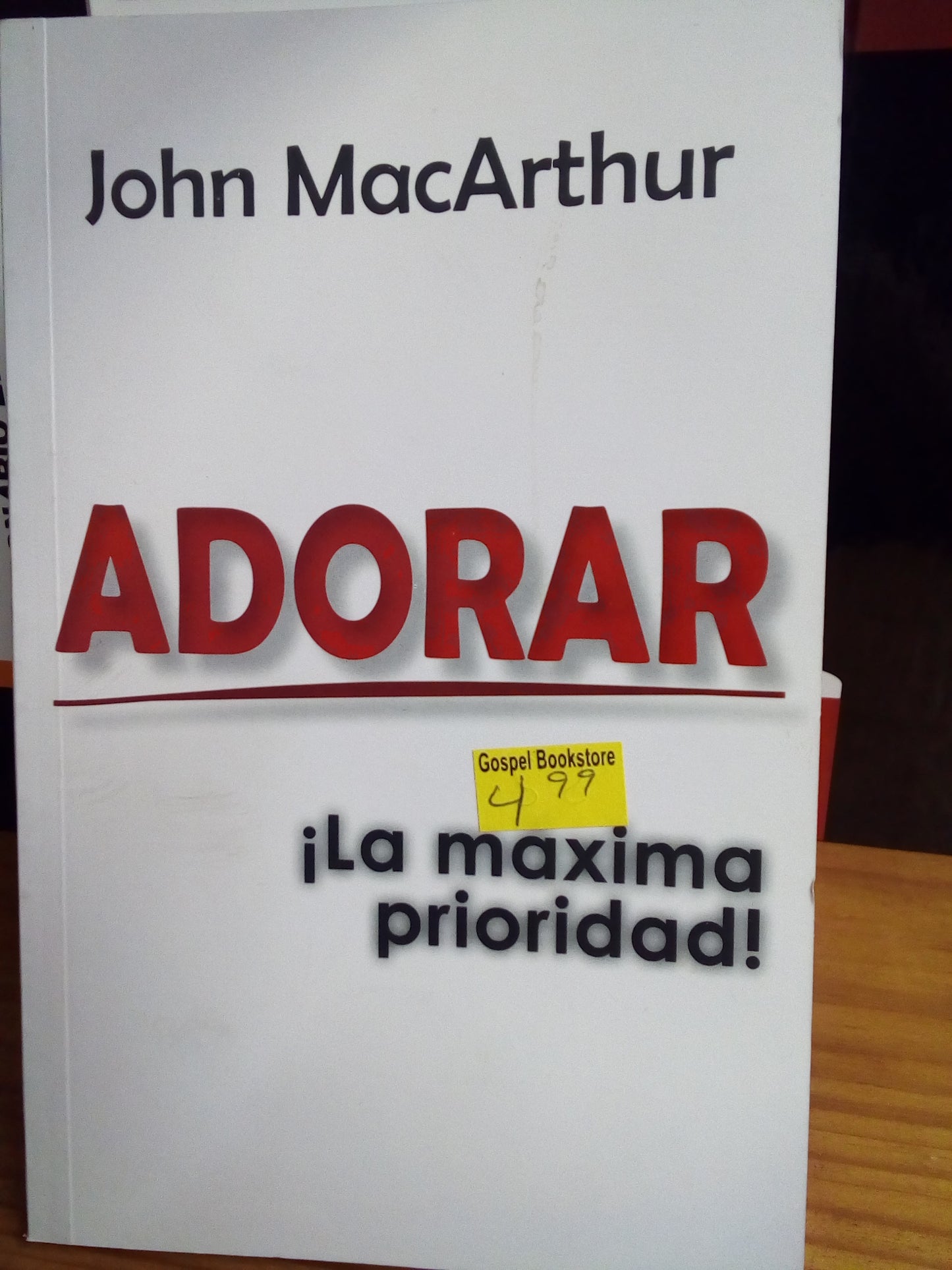 Adorar John MacArthur — available at The Gospel Bookstore