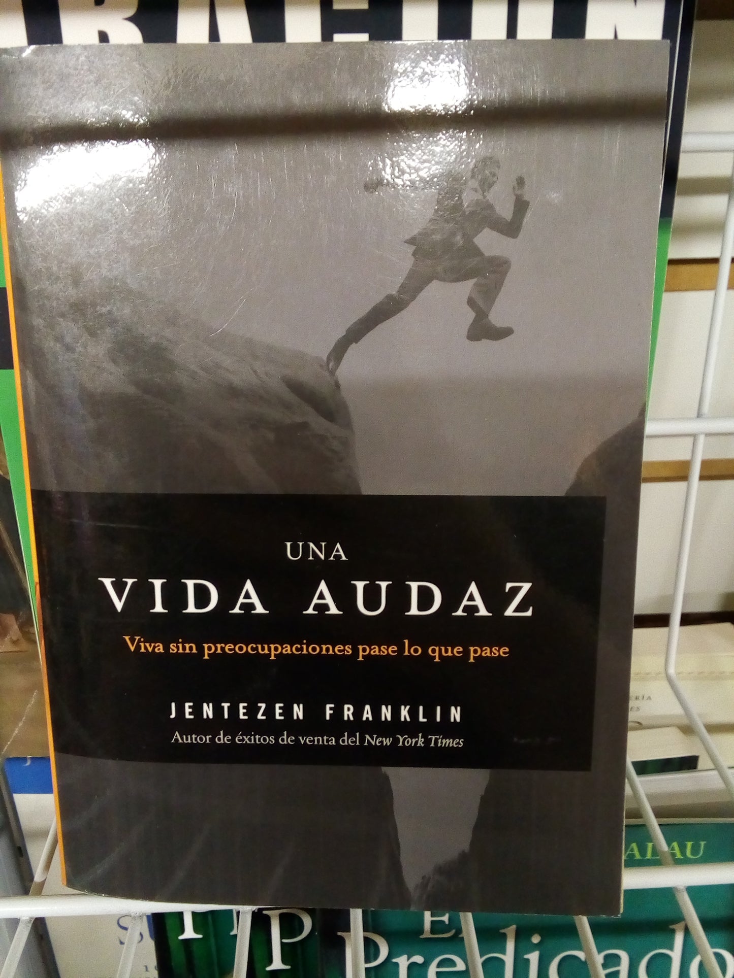 Una Vida audaz Viva sin preocupaciones pase lo que pase — disponible en La Librería del Evangelio