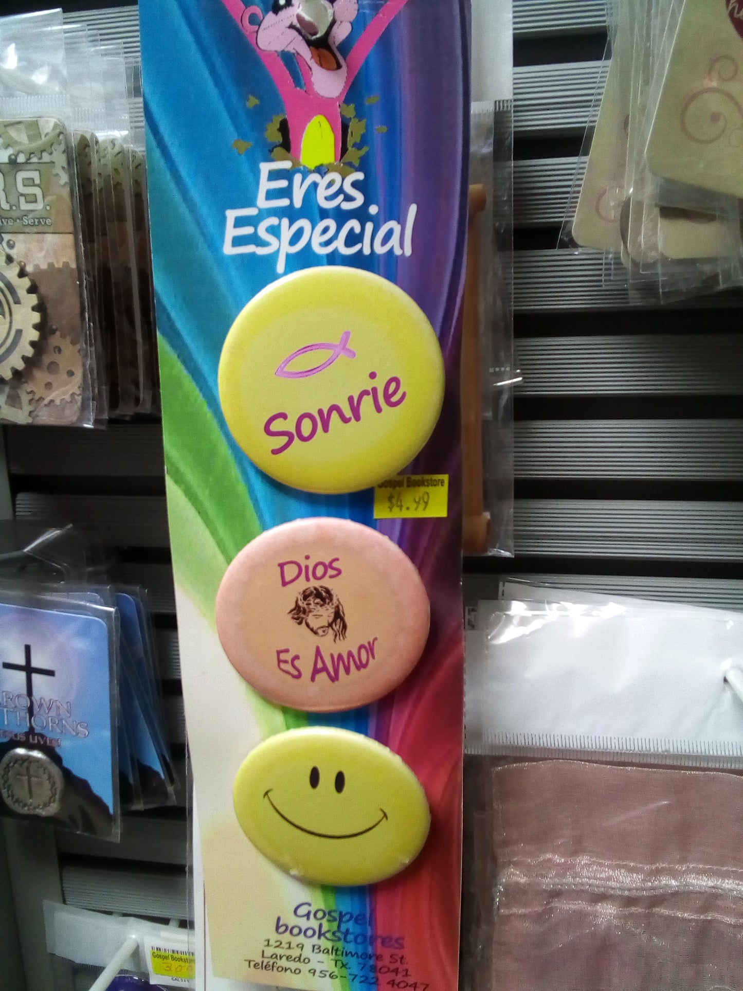 Badge Sonrie. Dios es amor — available at The Gospel Bookstore