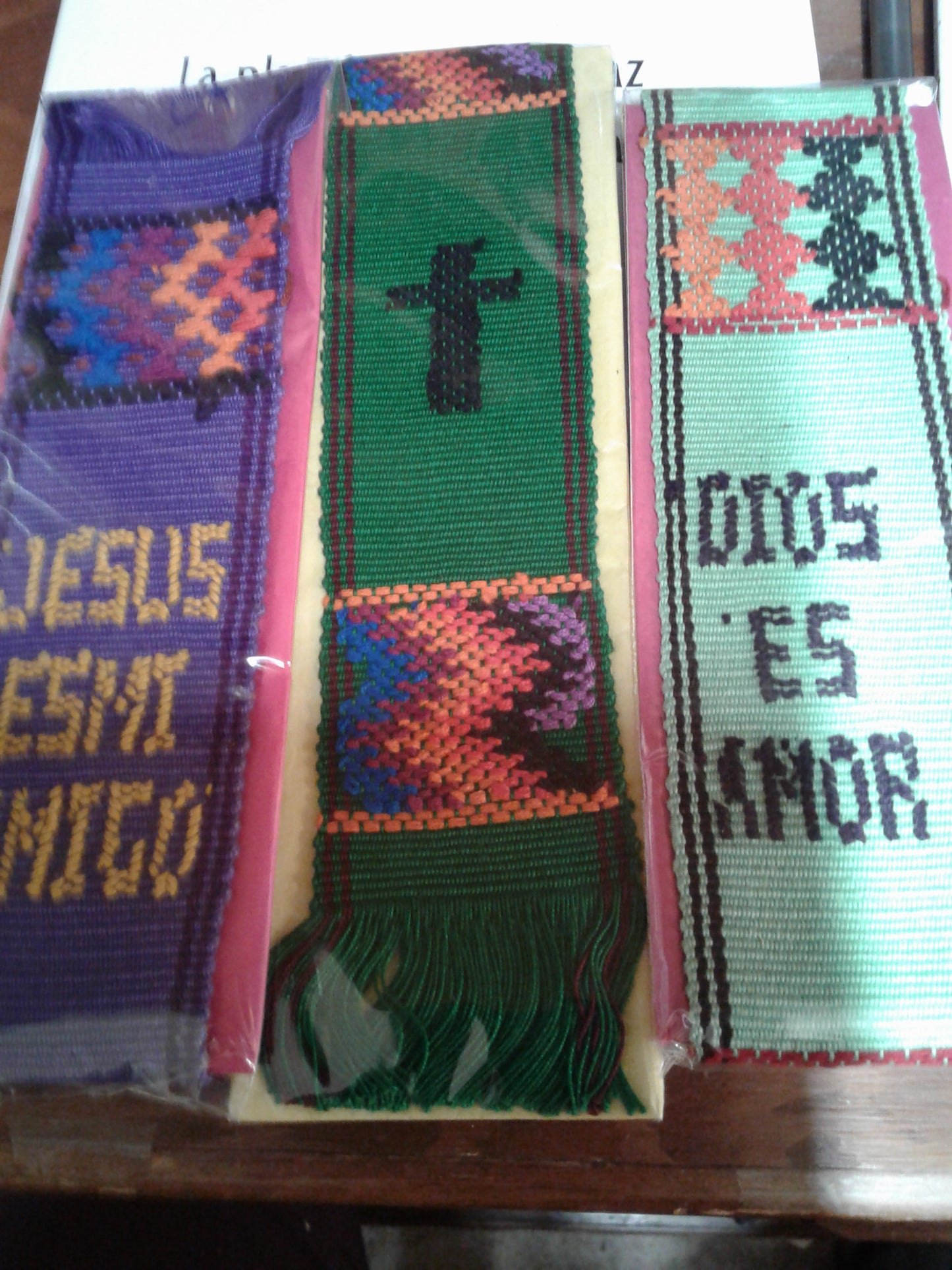 Separadores echoes a mano — available at The Gospel Bookstore