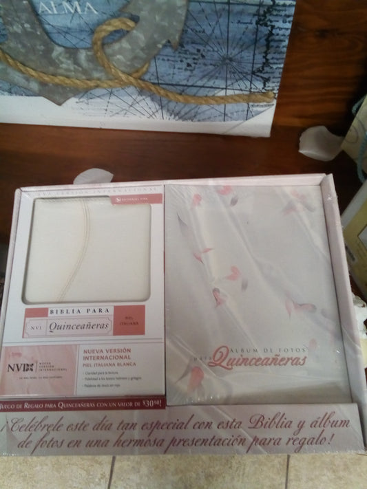 Kit. Biblia para quinceañera y álbum de fotos — disponible en La Librería del Evangelio
