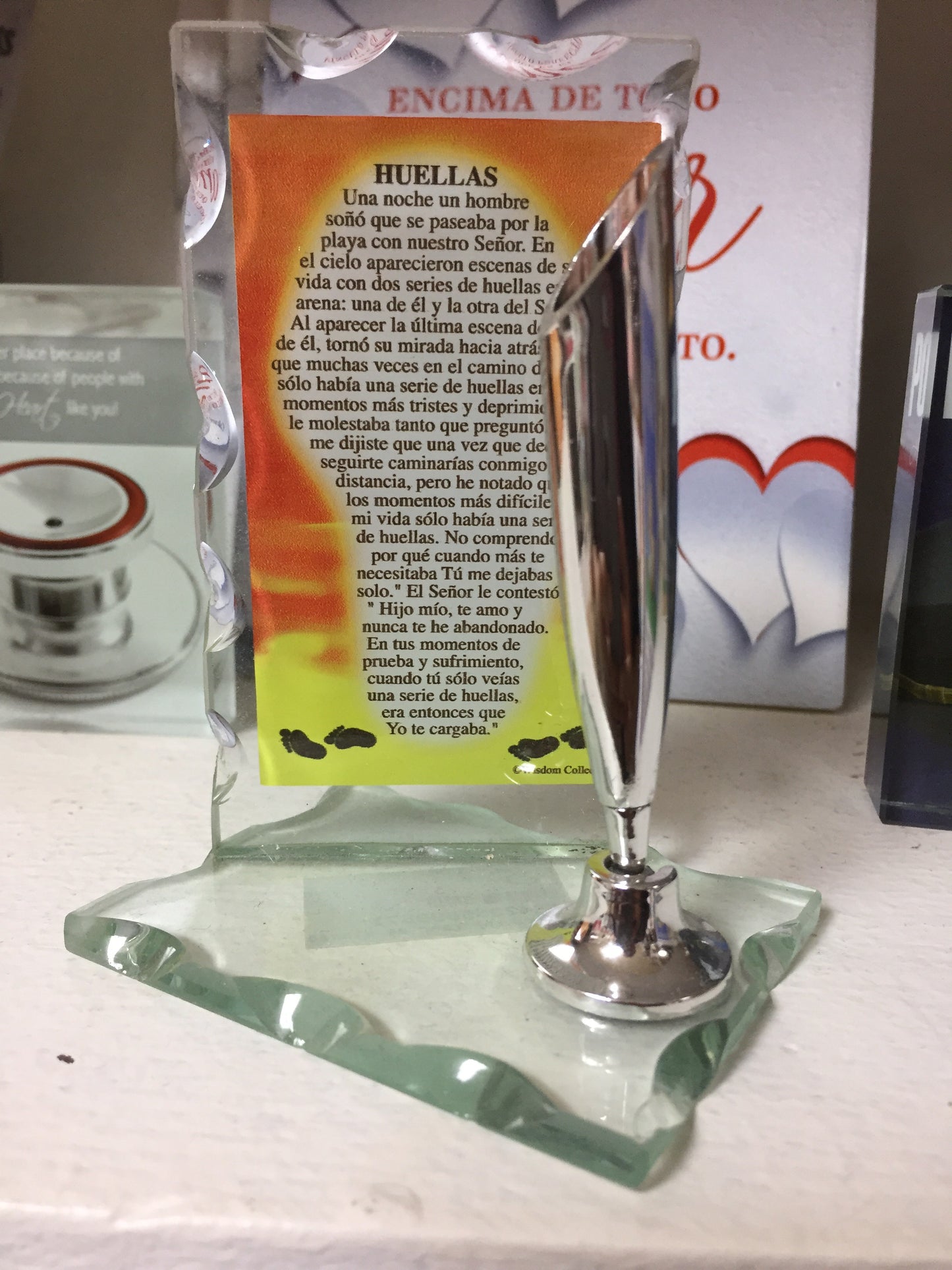 Adorno huellas porta lapicero