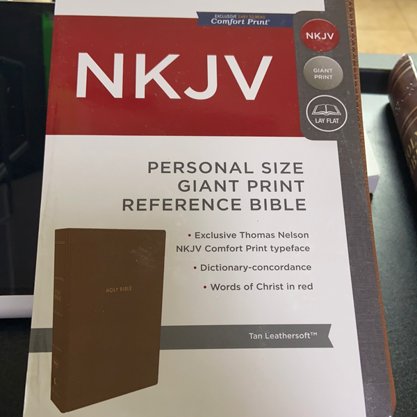 NKJV PERSONAL SIZE GIANT PRINT REFERENCE BIBLE