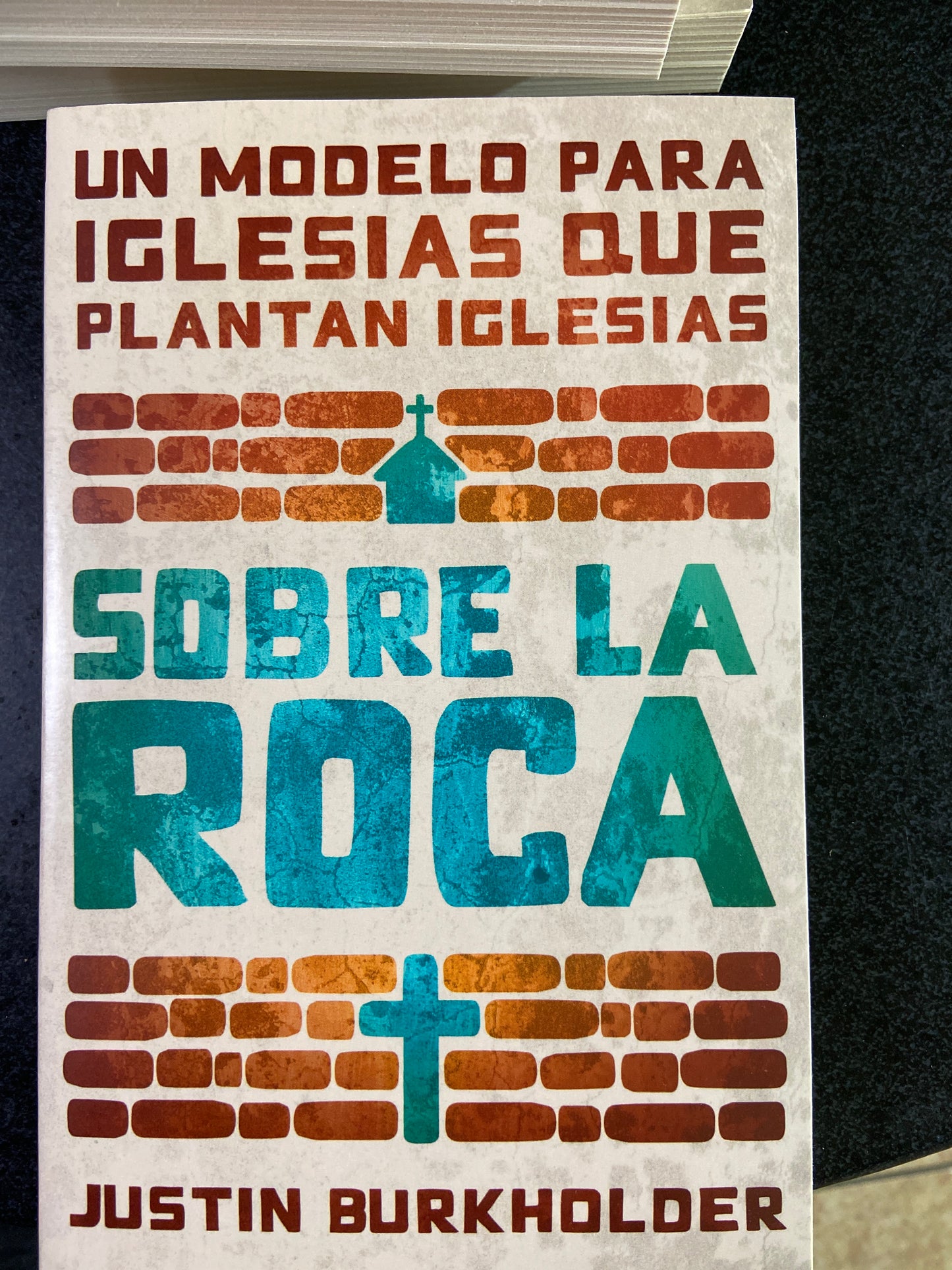Sobre la Roca Justin Burkholder — disponible en La Librería del Evangelio
