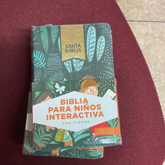 Biblia para niños interactiva con cierre — disponible en La Librería del Evangelio