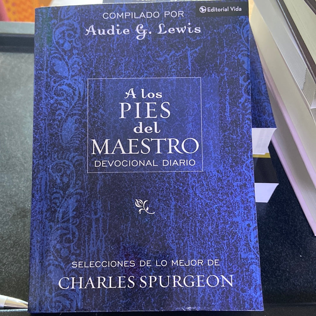 A los Pies del Maestro Devocional Diario — disponible en La Librería del Evangelio