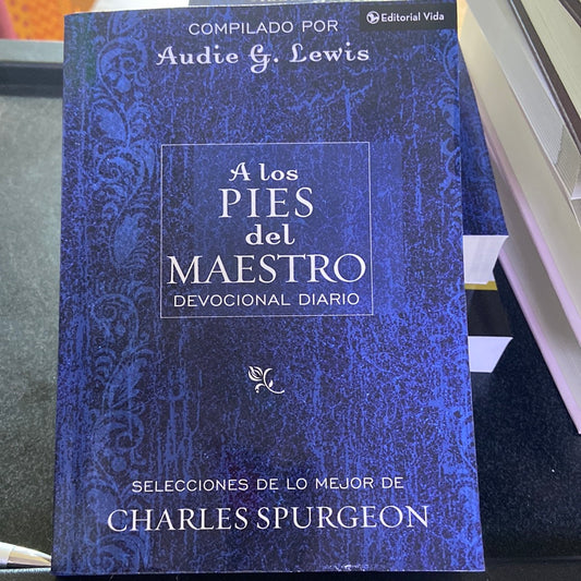 A los Pies del Maestro Devocional Diario — disponible en La Librería del Evangelio