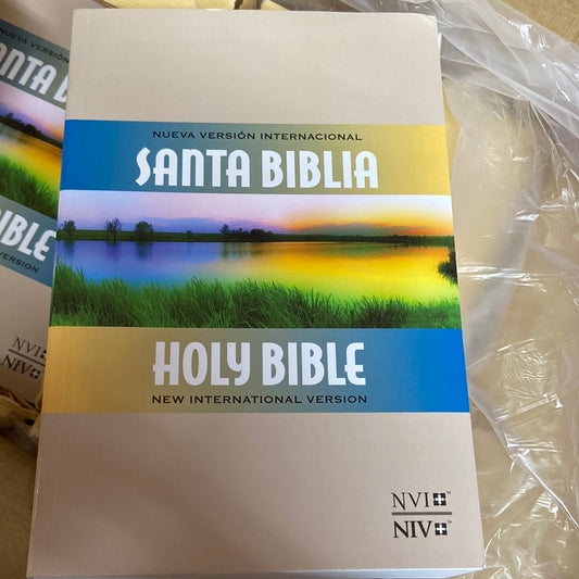 SANTA BIBLIA HOLY BIBLE BILINGÜE NVI/NIV paperback — disponible en La Librería del Evangelio