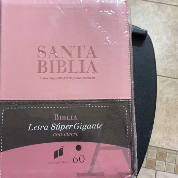Santa Biblia letra super gigante con cierre color rosa